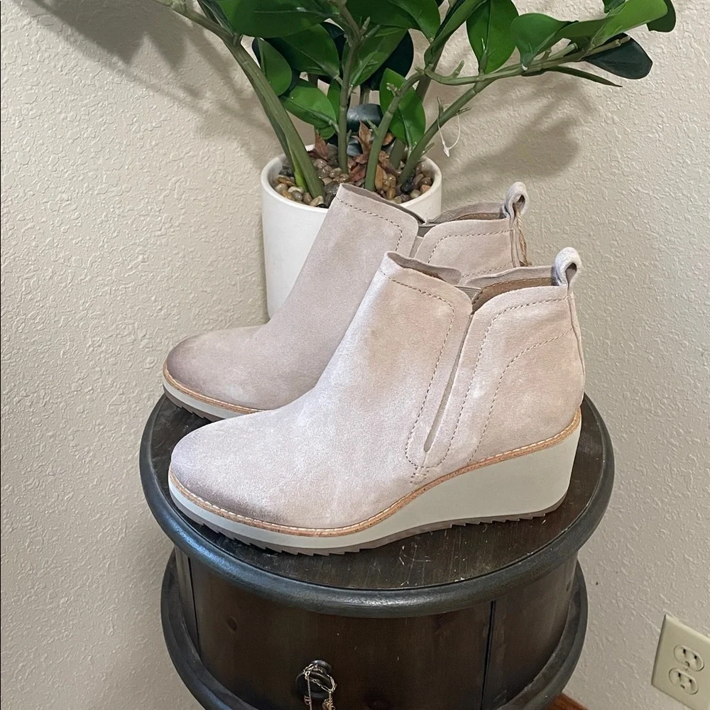 Sofft Women's Cream Wedge Ankle Boots